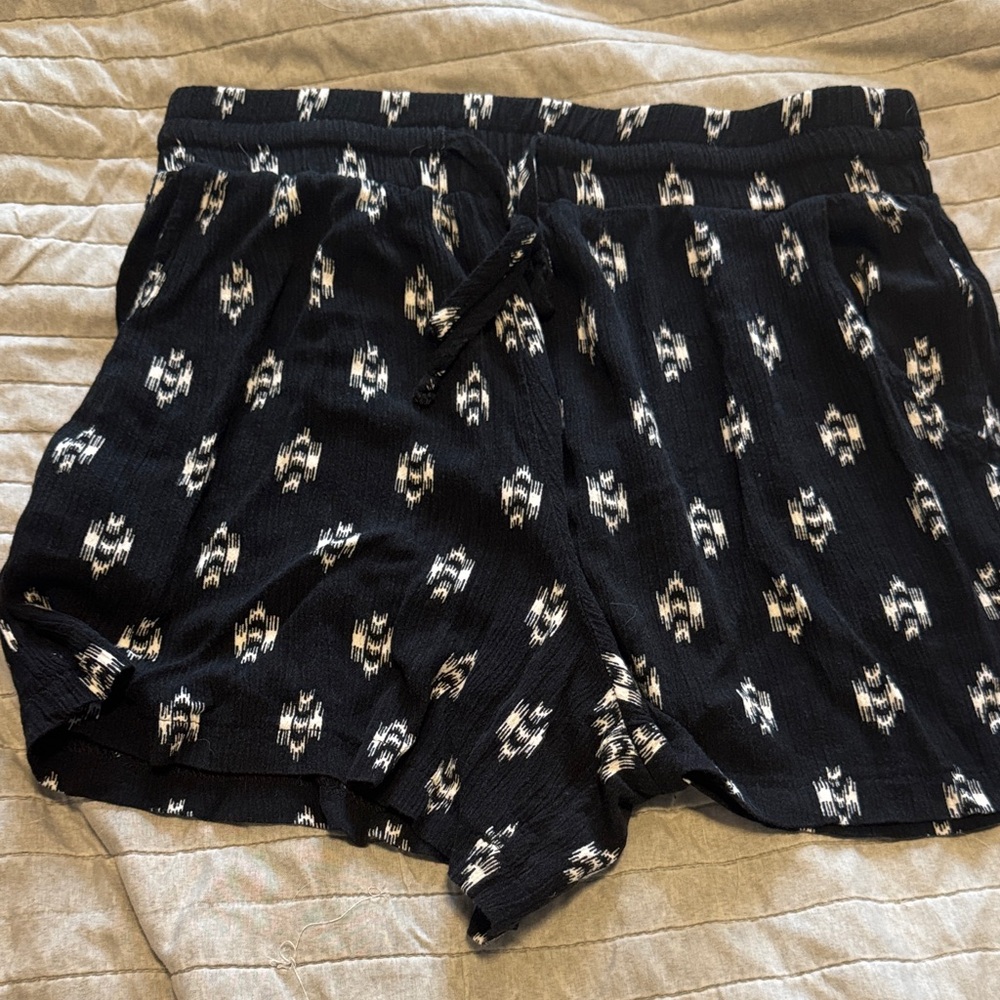 Black pattered shorts